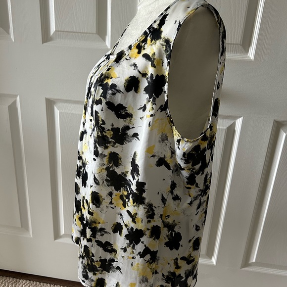Available- Kasper Floral Lightweight Sleeveless Blouse - Picture 3 of 7